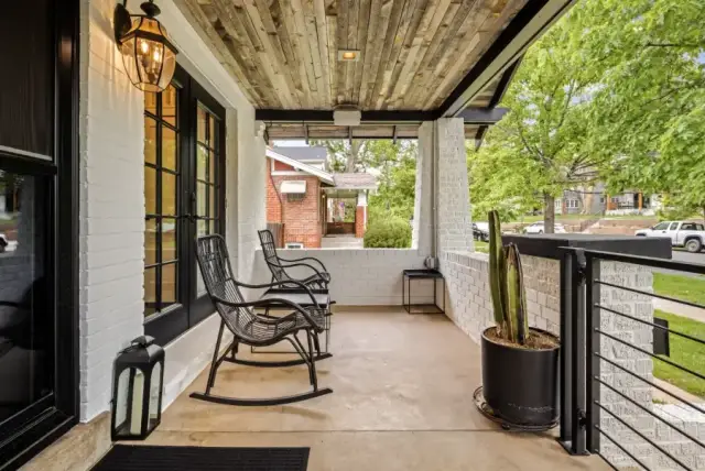 Short term rental exterior arrival path